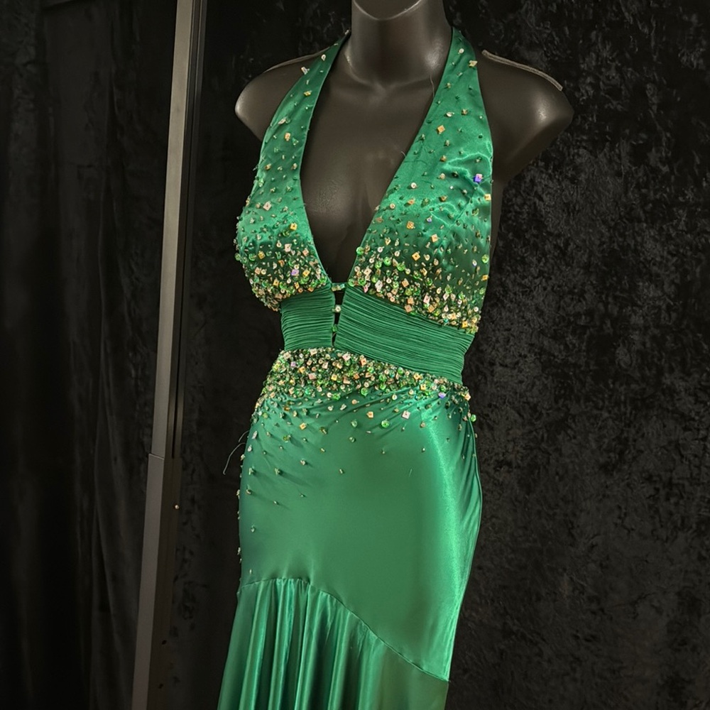 Elegant Green Halter Prom Dress with Embellishments